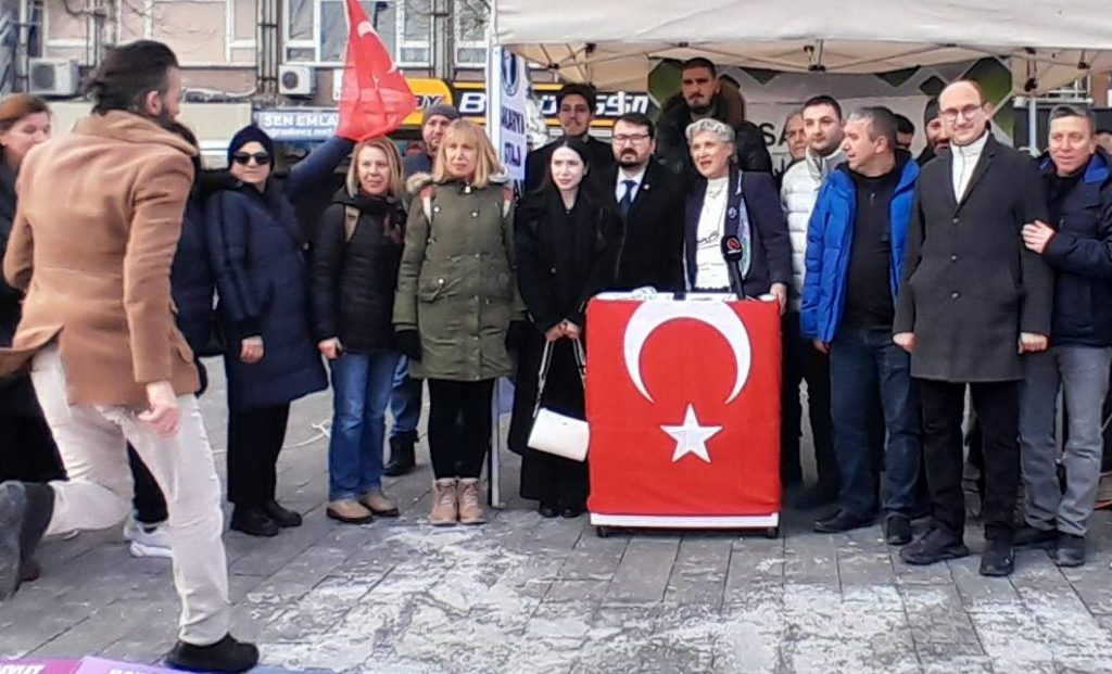 Staj ve Çıraklık Mağdurları Haklarını Savunuyor: “Yaşıtlarımız oyun oynarken biz sanayideydik”