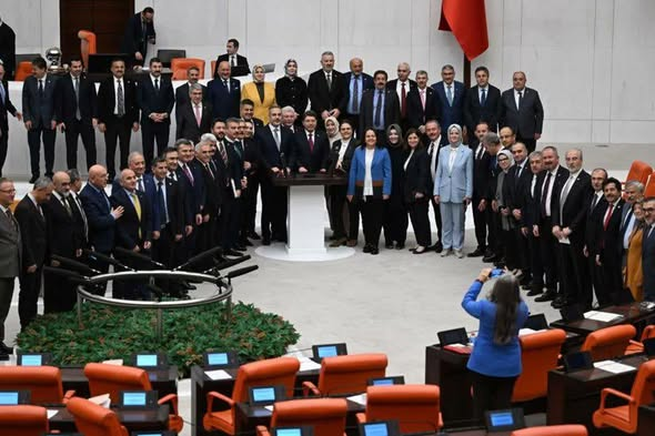 AK Parti’li bakan ve vekiller poz verdi, CHP’li vekil fotoğrafı çekti